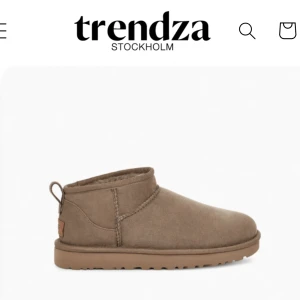 Uggs - Snygga uggs men inte äkta som är använda en gång men jag säljer pga de är rätt små för mig.🤍 storlek 38 men lite små i  storleken. Färgen är grå beige 