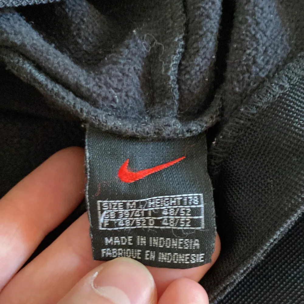 Jättesnygg vintage Nike hoodie i nätigt material. Smått sliten på vissa ställen. Hoodies.