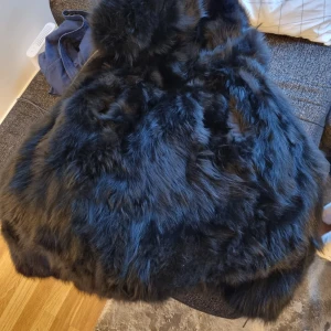 Vinter jacka - Säljer min varma fina vinter jacka som bara tar plats i garderoben. Passar en M stor och fin päls. Hämtas i agnesberg skickas inte! 