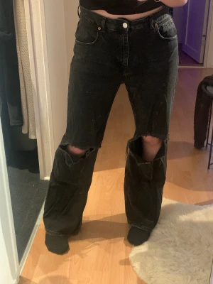 Pull&Bear Jeans - Snygga jeans från pull and bear i lös passform med hål. Jättebra skick, skriv för mer info 💘 Köparen står för frakt 