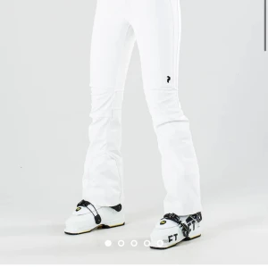 Peak Performance vita skidbyxor  - Säljer mina skidbyxor från Peak Performance!🤍 Inga skador utan som nya, använda en säsong🌟Nypris 2700kr och jag säljer för 1200kr dvs mer än halva priset billigare. Dem är just nu i Åre men jag får dem 17/12 så kan skicka först då🤍