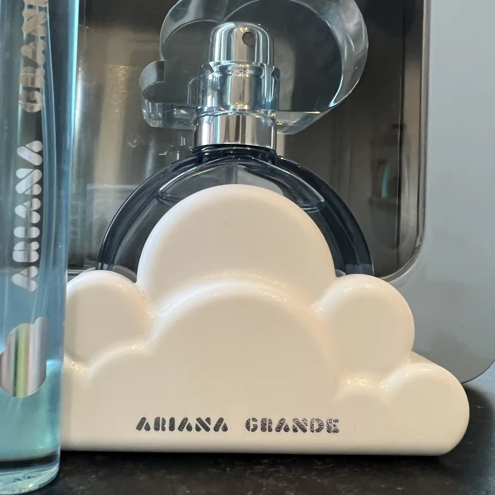 Virala parfymen Cloud av Ariana Grande, perfekt att ge i julklapp till sig själv (eller andra såklart!) Endast använd vid fåtal tillfällen. Säljer pga att jag har fått flera stycken. (Orginalpris 450kr). Totalt 40ml (10ml+ 30ml). Övrigt.