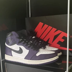 Jordan 1 high court purple - ☔️Jordan 1 high court purple i storlek 43☔️‼️Box och äkthetsbevis finns ‼️🦋Bra skick 🦋📦Kan fraktas eller mötas upp i Stockholm 📦⚡️Vid frågor eller fler bilder så är det bara att kontakta mig ⚡️🍀Pris kan diskuteras vid snabb affär 🍀