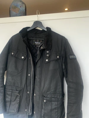 Jacka från Barbour - Säljer en jacka från Barbour i bra skick då jag vuxit ur den. Har inte använts på ett bra tag men är i gott skick. Storlek S. 