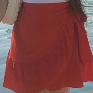 Röd kjol - Säljer min fina röda kjol med volanger, skönt material och luftig. Stretchig band i midjan. Köpt för 260kr säljer för 100kr. Den är fortfarande i helt ny skick då jag endast har använt den 2 gånger ❤️