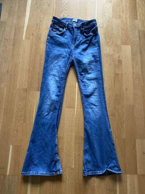 Jeans med boot cut. Nypris: 300kr, pris kan diskuteres 