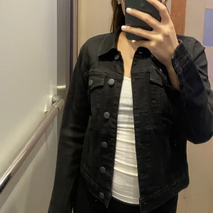 Jeansjacka  - En perfekt jeansjacka som passar till allt och är skit snygg och basic och bra. Kommer inte till användning längre och aldrog använt jackan innan 