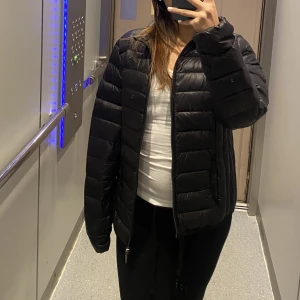 Jacka  - En perfekt höst och vår jacka som är svart och passar till allt som inte kommer till användning längre, minns inte vart jag köpte den ifrån 💕