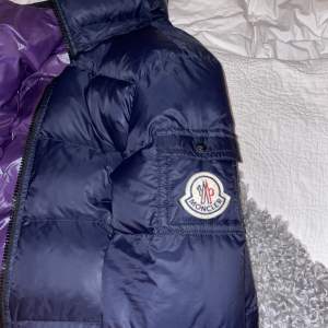 Moncler Himalay jacket, köpt nyligen på Kaspersheat, säljes pga av fel storlek. Den har snygg mörkblå färg med stort moncler märke. På Kaspersheat beskrivs jackan som 8/10 skick. Nypris ca 13000.  Jackan är unisex. Strl 5=L/Xl