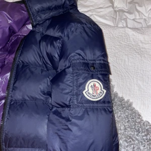 Moncler Himalay jacket strl 5 - Moncler Himalay jacket, köpt nyligen på Kaspersheat, säljes pga av fel storlek. Den har snygg mörkblå färg med stort moncler märke. På Kaspersheat beskrivs jackan som 8/10 skick. Nypris ca 13000.  Jackan är unisex. Strl 5=L/Xl