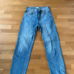 Gina tricot jeans, modellen 90’S high waist i en ljus tvätt. Väldigt fint skick och är en lite mer loose och straight leg modell. Storlek 38 och är true to size. Köparen står för frakten💖