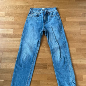 Gina tricot 90’s High Waist - Gina tricot jeans, modellen 90’S high waist i en ljus tvätt. Väldigt fint skick och är en lite mer loose och straight leg modell. Storlek 38 och är true to size. Köparen står för frakten💖