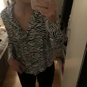 Skjorta från Bikbok i zebramönster 