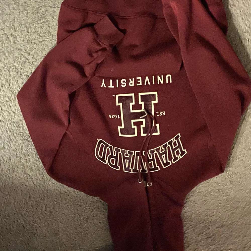 En Harvard hoodie från hm, knappt använd så bra skick . Färgen är vinröd och den sitter bra. Tröjor & Koftor.