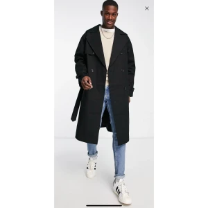 Trenchcoat Svart - Jag köpte denna från Asos. Säljer för den passade inte pga passform för män och returnerade ej i tid. Det är en oversized höstlig trenchcoat i storlek M, men stor i storlek. Kan skicka bild med den på om det önskas. Aldrig använd! säljs för 600kr