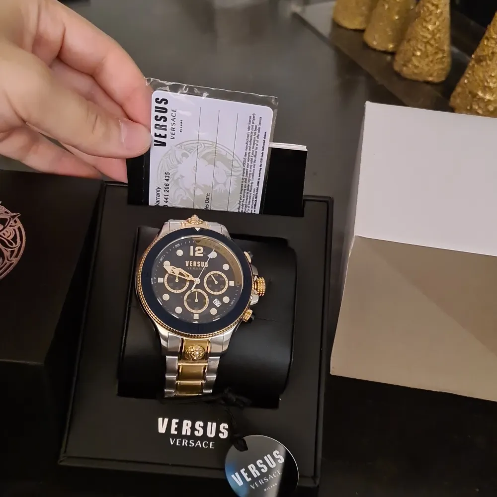 Hej!  Säljer denna helt nya och oanvända Versace klockan. Den är givetvis äkta och kommer med kvitto och garanti på 2 år :) Finns i Uppsala eller i centrala Stockholm . Accessoarer.