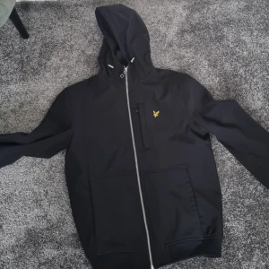 Lyle and scott jacket - En tunn jacka som värmer, inte så mycket använd och bra skick. Jättebra pris eftersom nypris är ca 759 kr. Möts upp vid försäljning. Finns det frågor osv. Så är de bara att kontakta mig. 