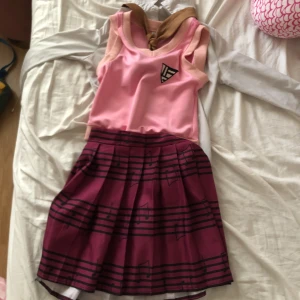 Kaede akamatsu cosplay - Jag säljer min Kaede Akamatsu cosplay! det är storlek Small (inkluderar inte peruk) dragkedja vid kjolen💪 Jag tar endast swish