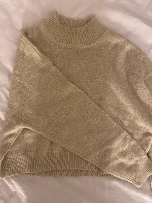 Stickad tröja  - Säljer denna jättesöta stickade tröja från H&M, säljer då den inte kommer till användning längre! Kan mötas upp i Jönköping eller frakta, köparen står för frakten💕