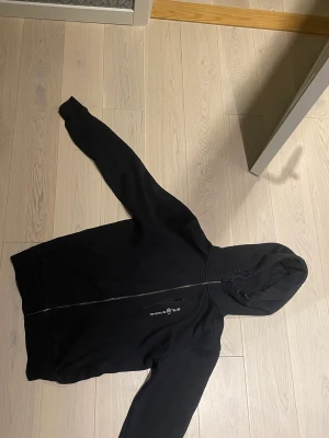 svart sail racing - bra skick,använd ca 15 gånger. Storlek M men passar för både lite mindre och lite större. Allt är jättebra förutom att kedjan är lite rostig men det syns inte och man märker knappt av det. Nypris 1200. Kan be om mer bilder och kan sänka och höja bud. 