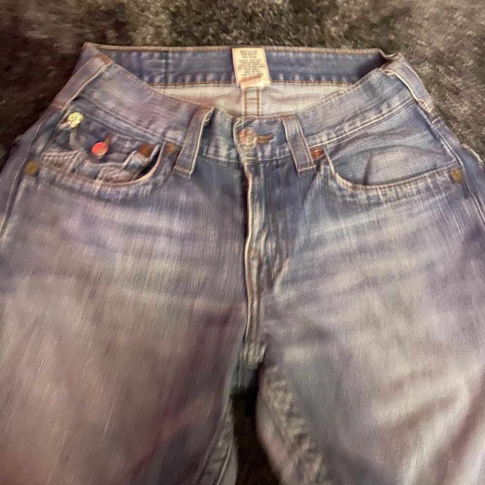 Säljer mina true religon jeans då dom e för korta på mig. Hon på bilden är runt 163. Väldigt bra sick midja: 38-40cm. Jeans & Byxor.