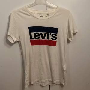 Säljer en T-shirt från Levis i storlek xs. 