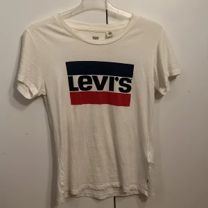 T-shirt  - Säljer en T-shirt från Levis i storlek xs. 