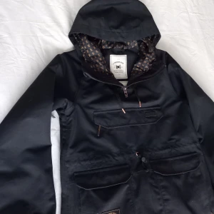 L1 snowboardjacka  - L1 Premium goods snowboardjacka / skidjacka i fint skick! Lagomt fodrad, vattentät, snölås, många fickor. Passar även M