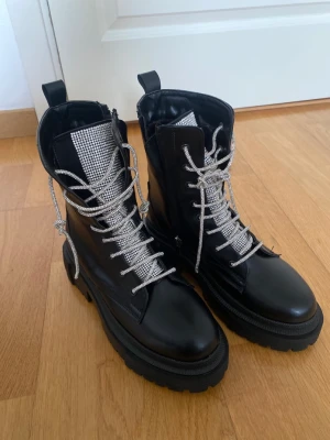 boots  - helt oanvända boots då dom ej passade mig. storlek 39.  går att mötas i både jönköping och borås. går även att skickas.  köpta för 1500:- säljes för 500:- 