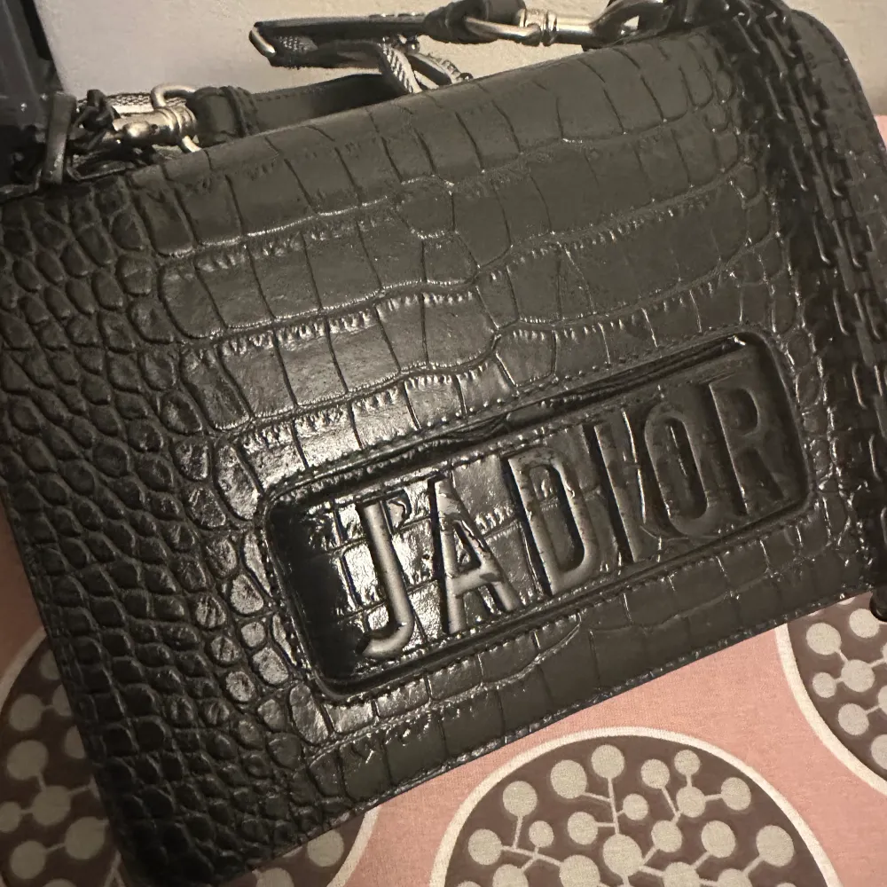Säljer denna väldigt fina crossbody väska från Christian Dior i svart krokoskinn. 100% äkta läder. Axelrem i tyg som går att ta av och man kan även bära med kedjan som axelrem. Väldigt fin, knappt använd, som ny! AAA-kopia.  Dustbag finns 😊  . Väskor.