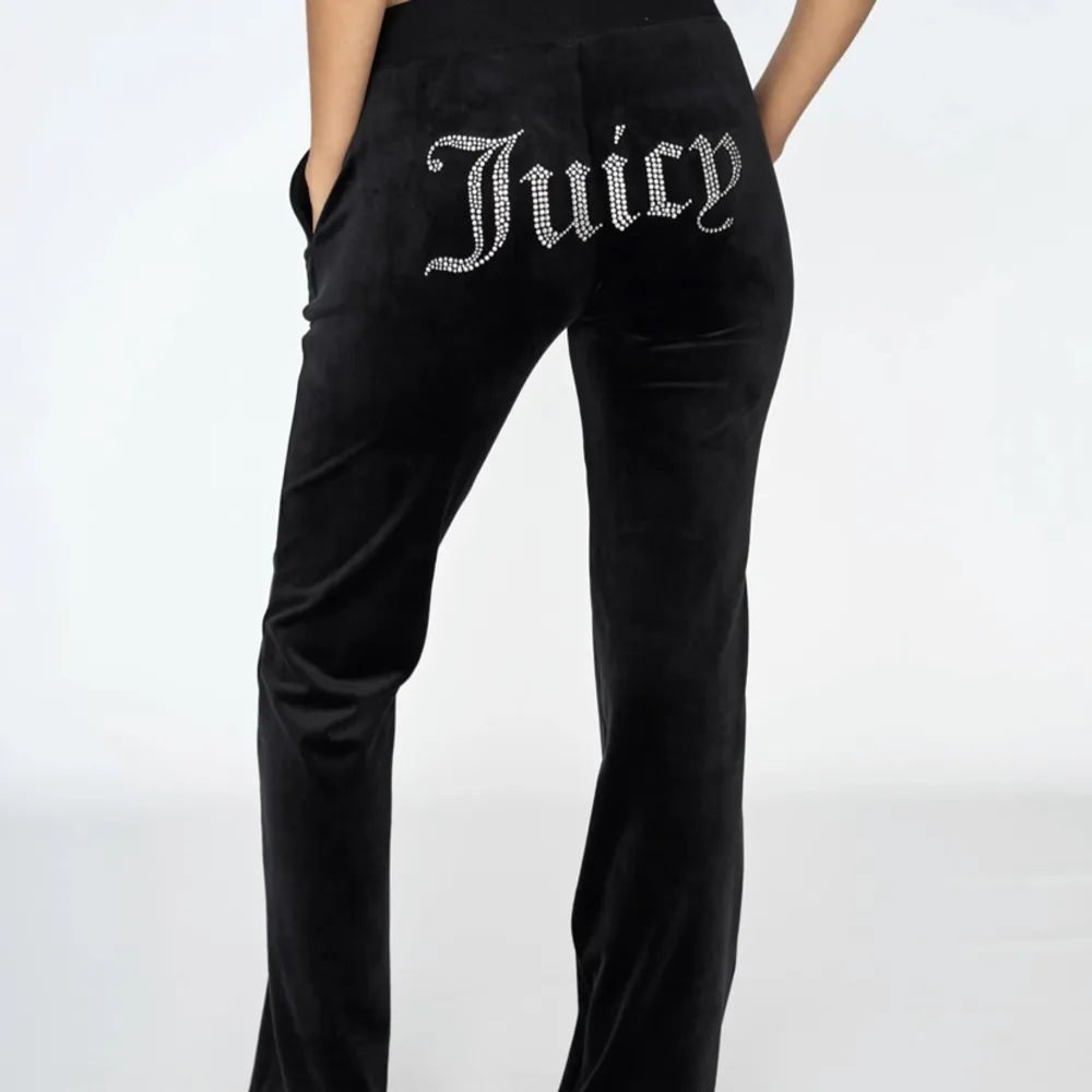 Har äkta juicy byxor i M. Det har inga defekter.  Kan gå ner i pris vid seriöst och snabbt köp❤️ Fler bilder kan självklart fås ❤️. Jeans & Byxor.
