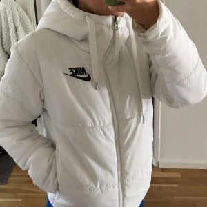 Nike jacka - Säljer denna Nike jacka i storlek XS. Nypris 1099kr (lånad bild)