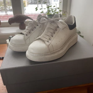 Alexander McQueen sneakers - Alexander McQueen sneakers inköpta i butiken i Paris, fint skick och ganska sparsamt använda. Låda, kvitto, you name it, allt finns. Skulle behöva en lätt tvätt då dom har legat i förvaring ett tag. Frakt kan diskuteras i dm