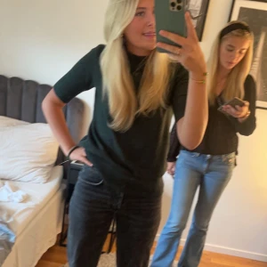 Stickad  - En grön stickad från vero Moda med korta armar, finns inte att köpa längre vad jag sett! Storlek S och skit snygg. Skriv för bättre bilder!