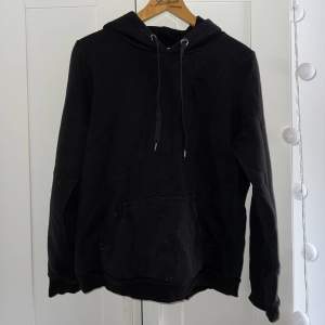 Helt vanlig svart hoodie, utan tryck. Mysig, använd ett fåtal gånger. Med huva och en ficka fram. 