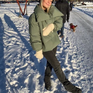 Jacka - Säljer den finaste vinterjackan från missguided. Köptes förra vintern och har utgått så finns inte heller kvar att köpa🥰 Stl S😍köparen står för frakten!