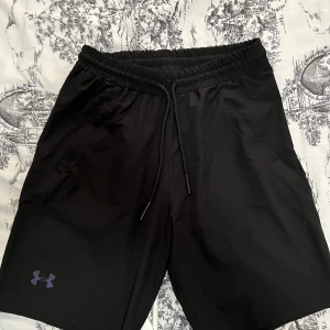 Under Armour shorts strl S - Under Armour shorts Storlek S, med fickor och dragkedja! Jag står för frakten med kvitto och spårningsnummer! Inga returer! 