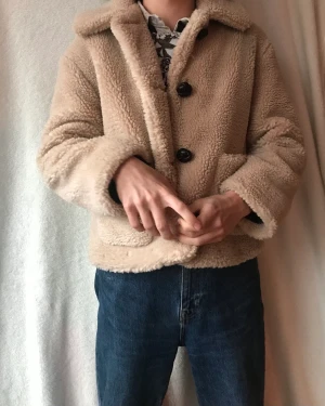 Fluffig jacka från Zara!  - Jättemysig nu till vintern! Knappt anbänd och i topp skick.