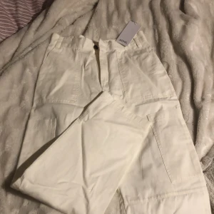 Cargo pants - Helt oanvända byxor från monki. Skriv om ni vill se fler bilder eller om ni har nån fråga!💕(nypris 300kr)
