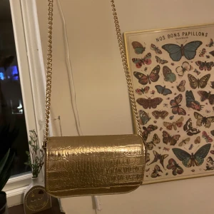 guldig väska  - så söt väska i guld, den är aldrig använd. köpt på H&M🤍