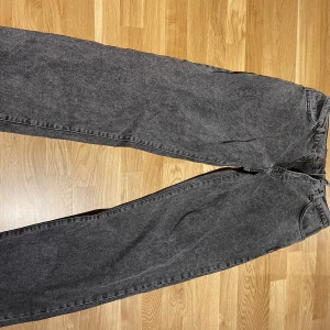 Woodbird leeroy Thun jeans loose fit - Woodbird leroy Thun jeans i loose fit modell W:29 L:32 Använda endast et fåtal gånger (ca 3-4 gånger) Nypris var 899 Mitt pris 375 Kan mötas upp i halmstad eller skickas köpare står för frakt