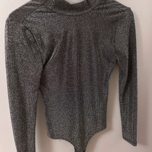 Glittrig body  - Säljer min glittriga body från Y.A.S  Stl S Knappast använd Köparen står för frakt💞