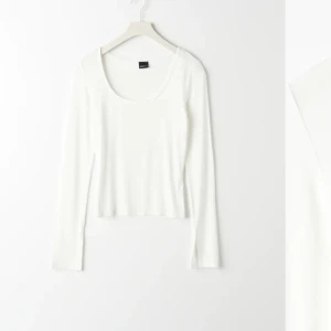 Agnes top Gina  - Jag säljer en helt ny populär top ifrån gina. (Använd en gång) super snygg till allt! Skriv privat för fler bilder! 🥰 köparen står för frakt. 