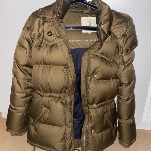 Boomerang jacka  - Militärgrön Boomerang jacka i storlek M, passar S, fint skick, hel utan hål o märken 😊 säljs för 2500kr, kan diskutera pris vid snabb affär 😊