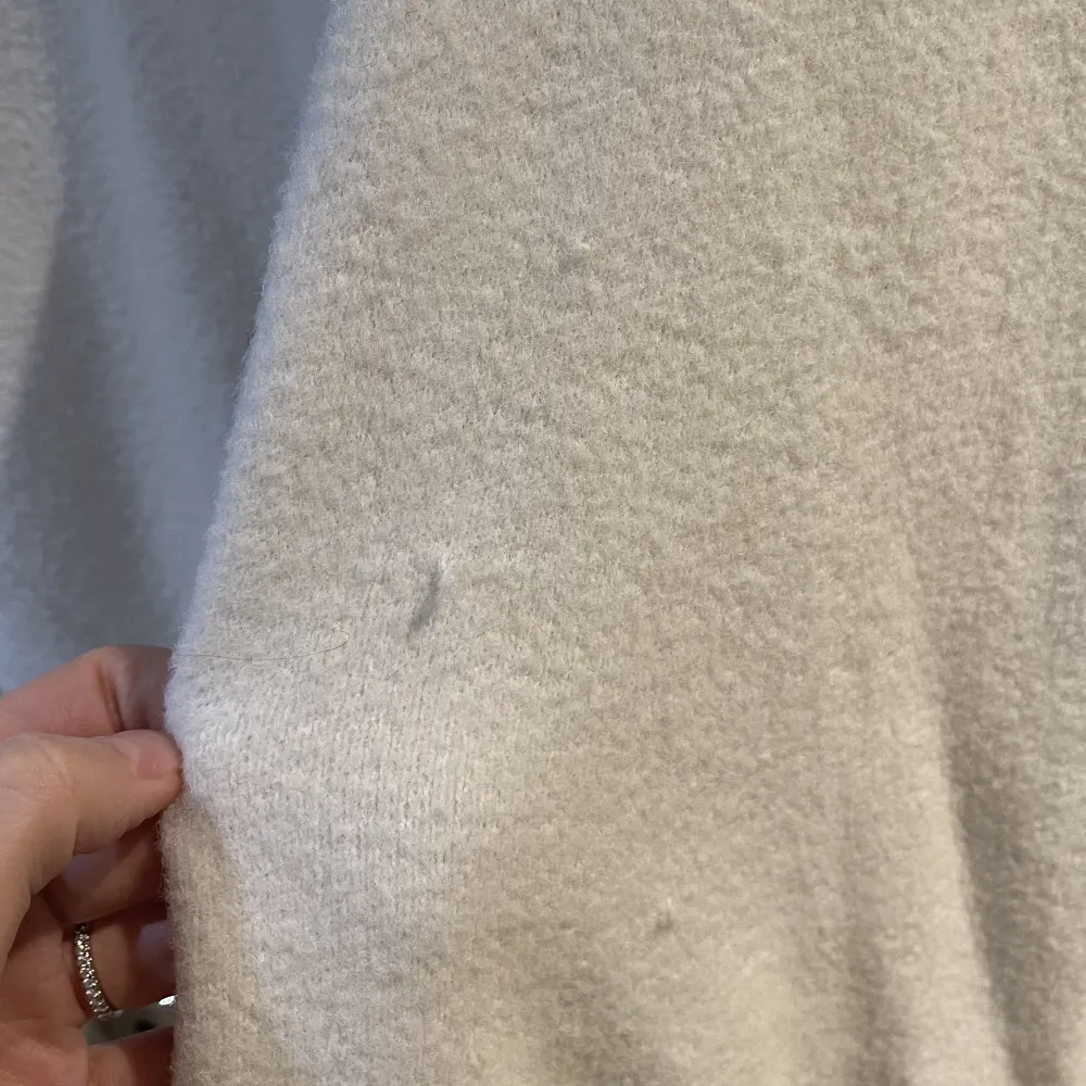 Härlig vit tröja från zara, tröjan har två (nästintill obefintliga) noppror.. Tröjor & Koftor.