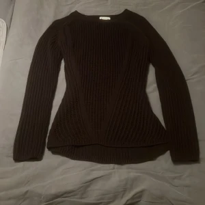 Lila stickad tröja💜 - Väldigt varm tröja nu inför vinter från H&M! Köpt för 250kr säljs för 150kr inkl frakten. Använd endast 2 gånger och är i ny skick💜