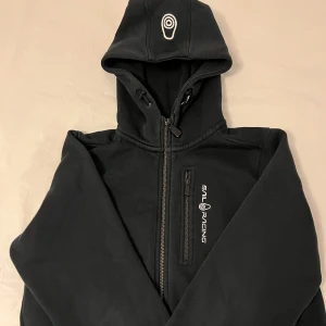 Peak performance kofta - Säljer denna fina kofta från peak performance i storlek 160 så skulle säga en XS. Koftan är i gott skick och inga skador eller hål någonstans. Säljes för 400 men kan diskuteras