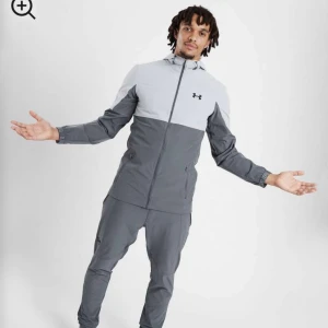 Under armour jacka - Under armour jacka i storlek XS. Helt ny och oanvänd med prislapp kvar. Nypris 950kr. Gratis frakt!! Tyvärr för liten och köpt utomlands och gick därför ej att returnera. 