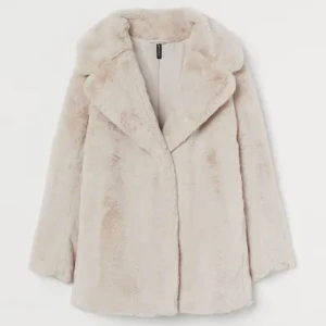 Jacka i fuskpäls - Jättefin jacka i fuskpäls, köpt förra vintern på H&M. Den är oanvänd då jag bara har haft på mig den 1 gång. Tyckte den var så fin men tyvärr kändes den inte bra på mig så blev att jag aldrig använde den.