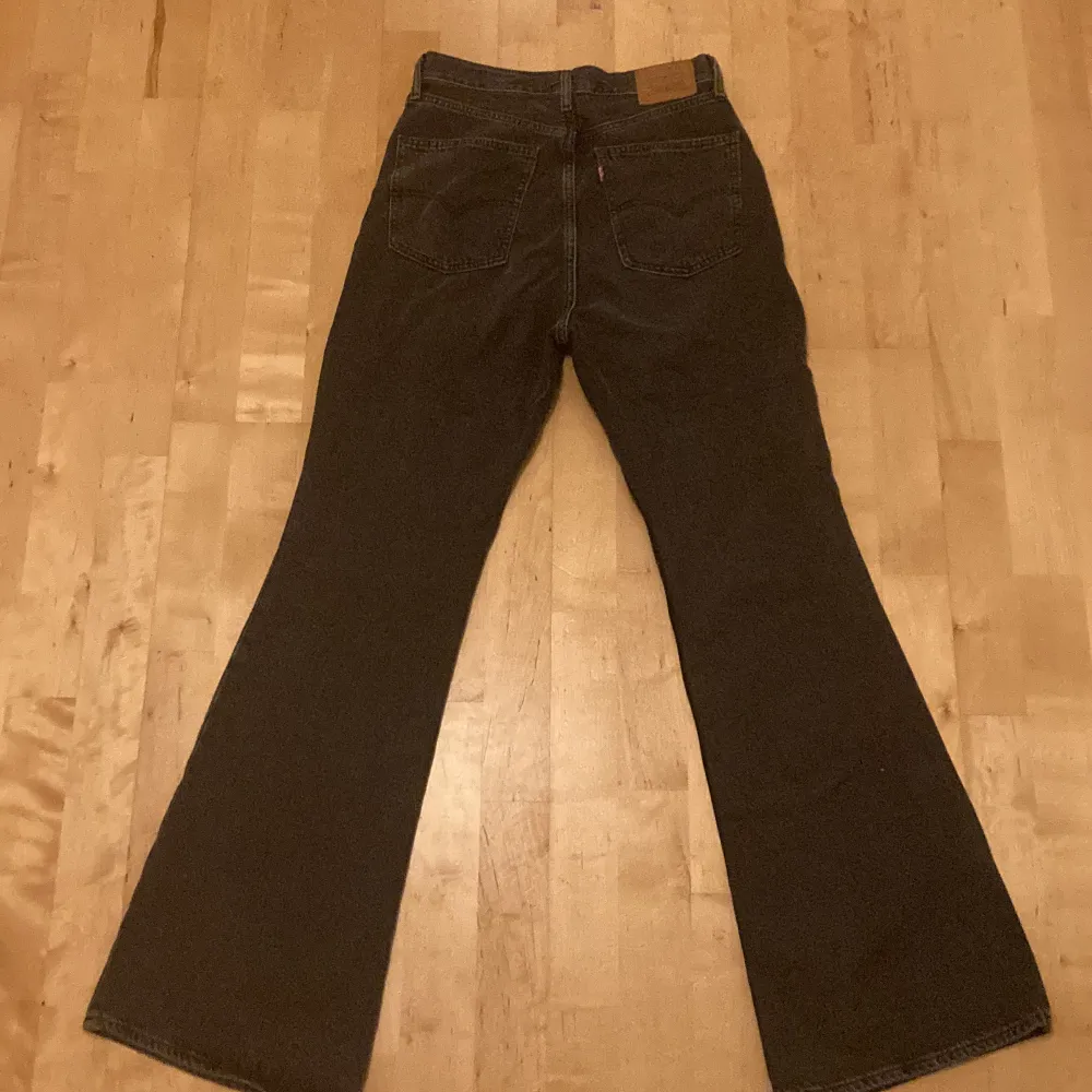 Säljer ett par Levis jeans i storlek 29:32. Har använt ett fåtal gånger men är i nyskick. Materialet är inte stretchigt och passar på dig med långa ben, för referens är jag 170cm. Köpte för 1250kr och säljer för 500kr. Köparen står för frakten:). Jeans & Byxor.